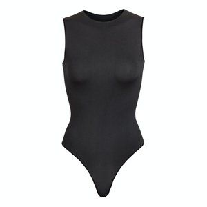 SKIMS ESSENTIAL CREW NECK SLEEVELESS BODYSUIT SM
